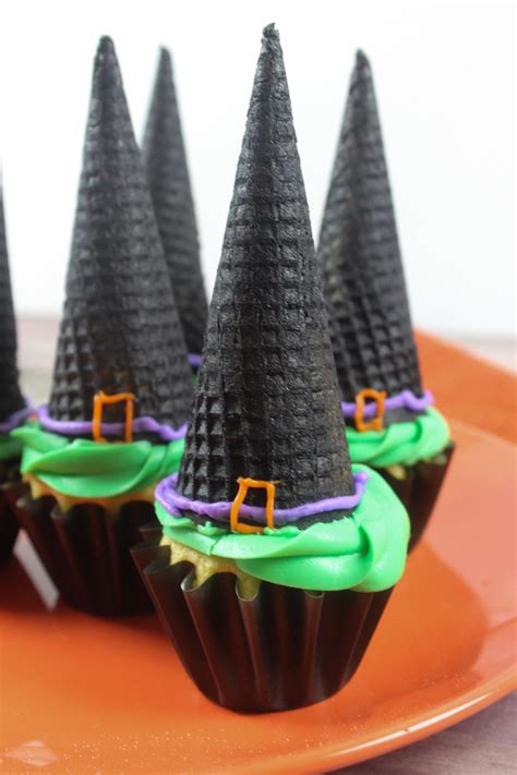 Witch hat shaped baking tool
